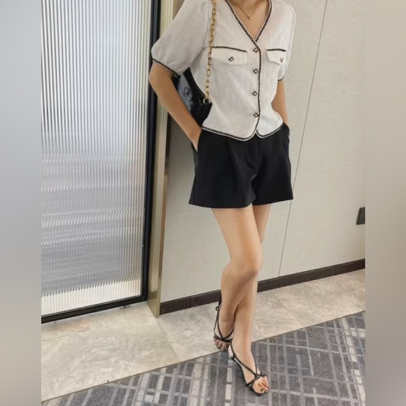 Elegant Short-Sleeve Blouse | Textured Fabric | Button Front | Size M - Picture 1 of 5